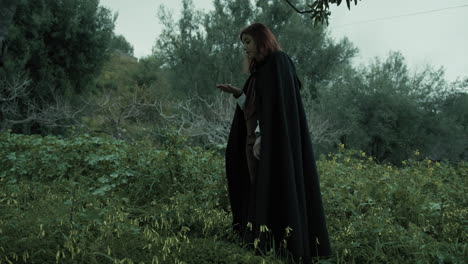 silueta de una mujer se pierde en el bosque y utiliza la brújula para orientarse