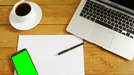 portátil, papel en blanco, teléfono móvil, bolígrafo y café en la mesa 4k