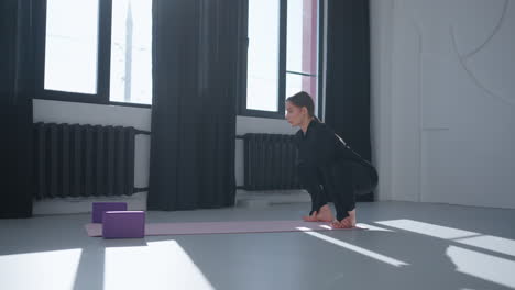 mujer practicando yoga en un estudio