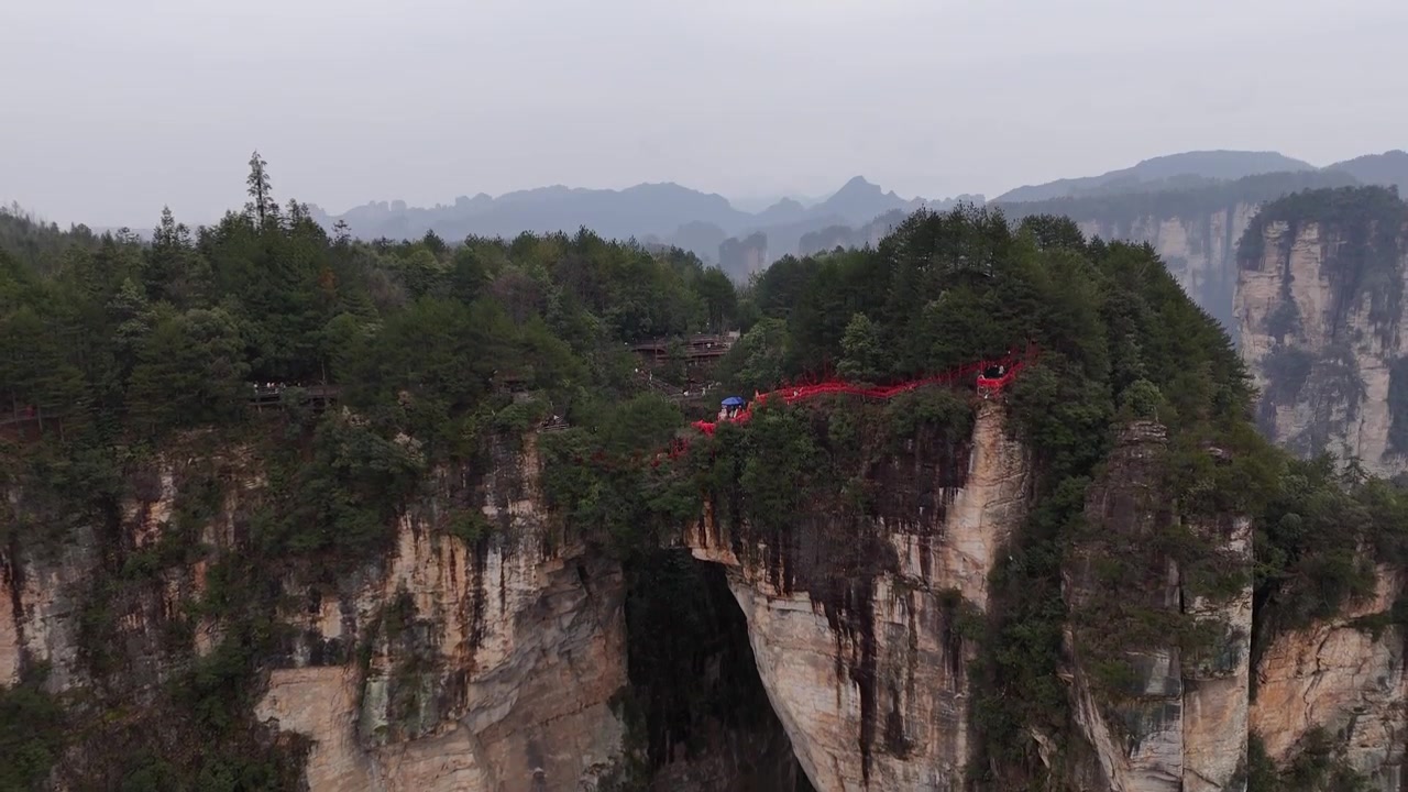 Vista aerea di un ponte di roccia nel Parco Forestale Nazionale di Zhangjiajie in Cina che collega pilastri di arenaria. Questo parco nazionale è anche conosciuto come le Montagne di Avatar.