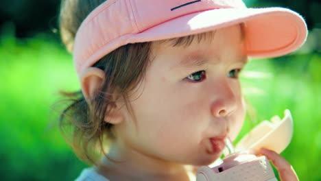 Schönes-Kindermädchen-Trinkt-Wasser-Aus-Einer-Modernen-Kinderflasche