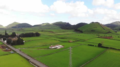 Imágenes-Aéreas-De-Drones-De-4k-Que-Recorren-El-Paisaje-De-Los-Hermosos-Y-Exuberantes-Campos-Agrícolas-Verdes-De-Las-Azores-De-Portugal