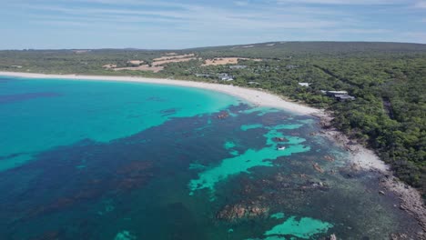 Vista-Aérea-De-Bunker-Bay-En-El-Oeste-De-Australia-Que-Muestra-La-Belleza-Y-El-Color-Vívido-Del-Agua-Y-Los-Arbustos-Nativos