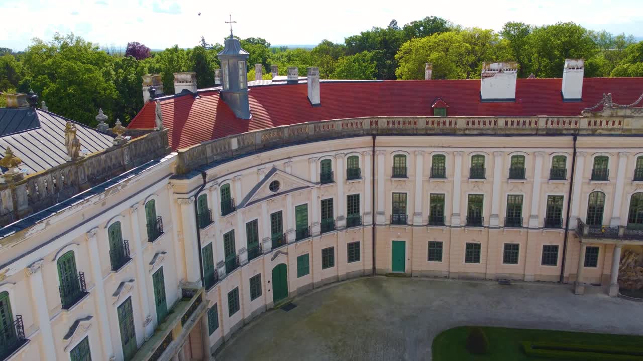 arquitectura medieval del palacio de esterhazy en fertod, hungría