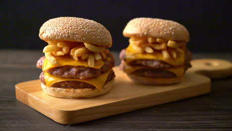 Schweinefleisch-Hamburger-Oder-Schweinefleisch-Burger-Mit-Käse-Und-Pommes-Frites