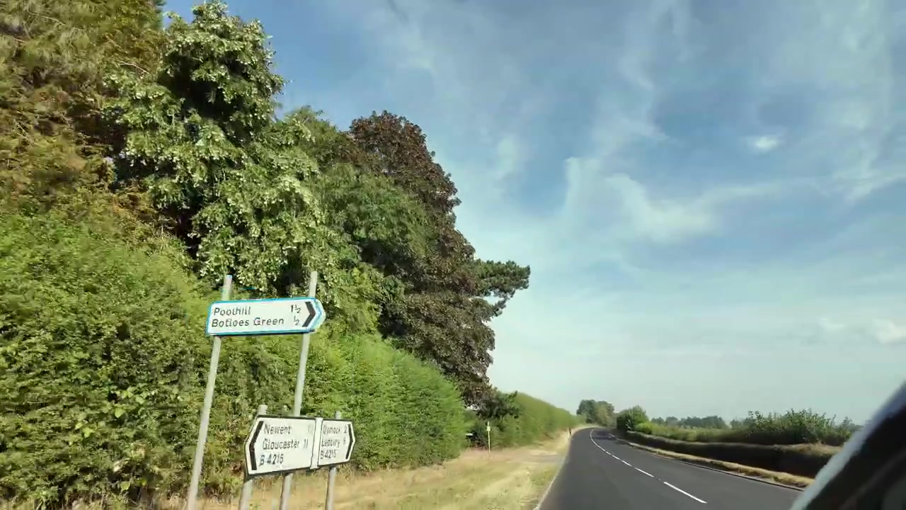 Auf einer Straße in England an einem heißen sonnigen Tag unterwegs