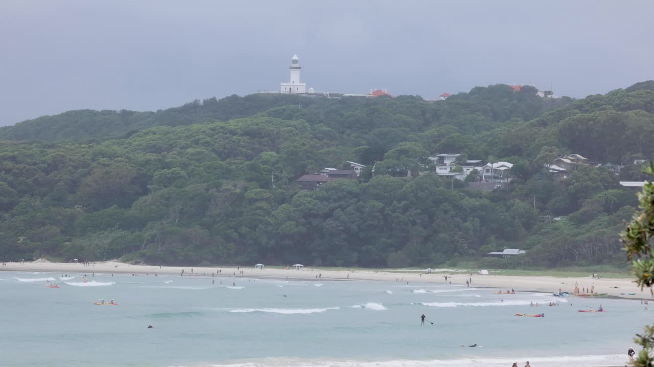 바쁜 해변과 해안 지역의 타임 스