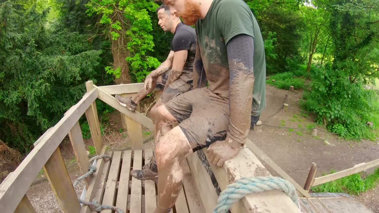 장애물 코스 4k에서 휴식을 취하는 체력있는 남성