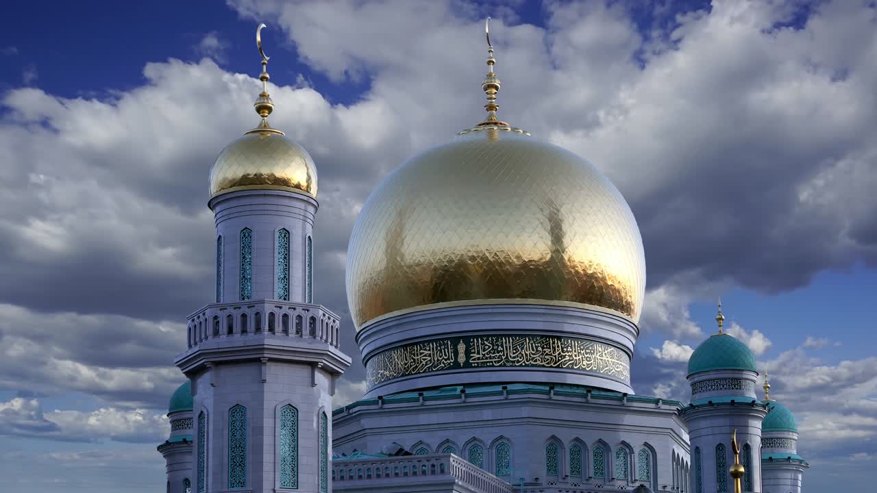 la mezquita de la catedral de moscú contra las nubes móviles, rusia -- la mezquita principal en moscú, nuevo punto de referencia