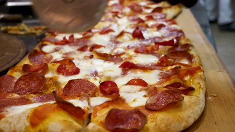 cortando una deliciosa pizza de pepperoni