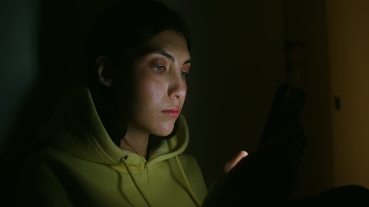 밤에 전화를 하는 여자