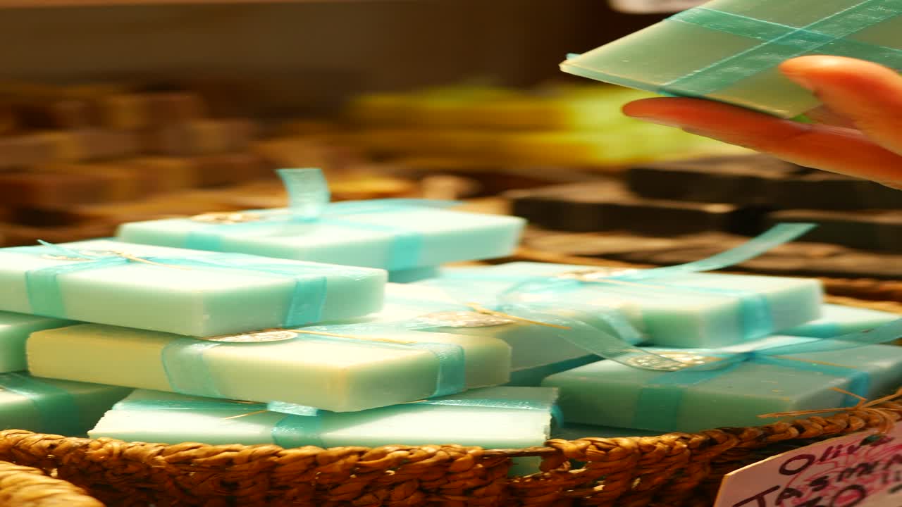 손으로 만든 밝은 파란색 비누 바구니