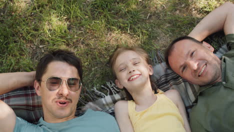 relajándose en una manta en el parque
