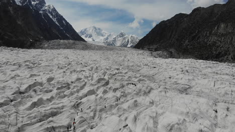 Drohnenschuss-Beim-Überqueren-Eines-Gletschers-In-Pakistan