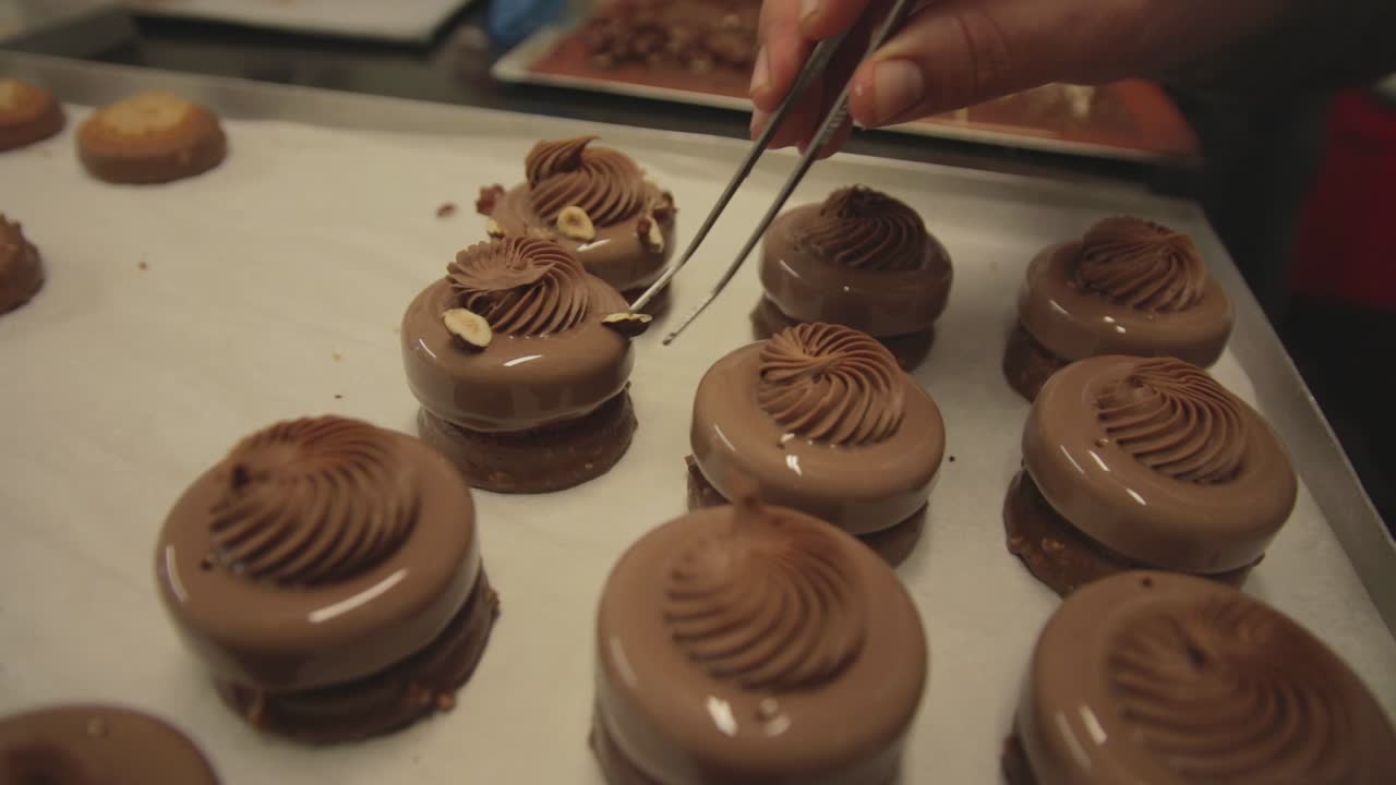 decoración de pasteles con frutos secos. camara lenta