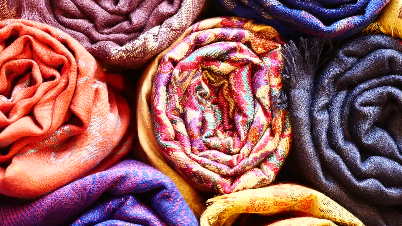 pañuelos enrollados en una pila