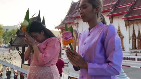 women praying at a thai temple