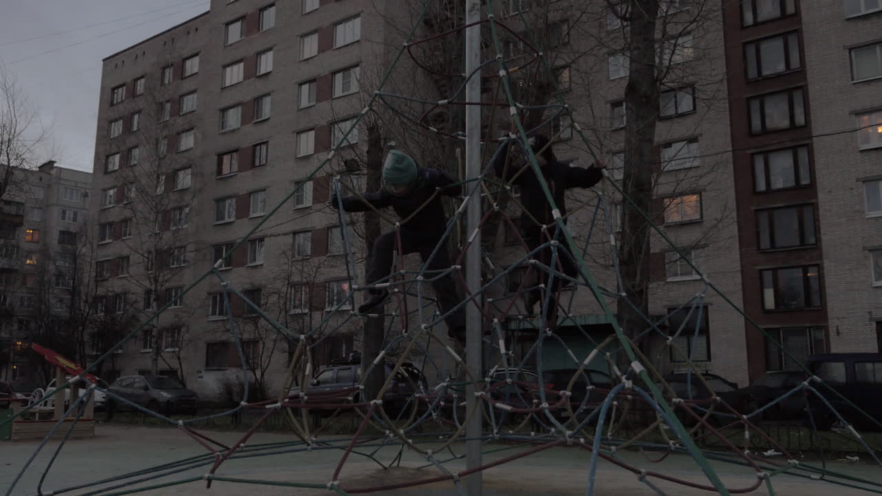 놀이터 에서 로프 웹 을 오르는 활동적 인 어린이 들