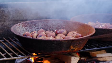 Kastanien-Gekocht,-In-Der-Pfanne-über-Dem-Feuer-Geröstet,-Traditionelles-Rustikales-Dessert