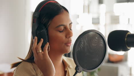 mujer, cantante o músico en un estudio de grabación