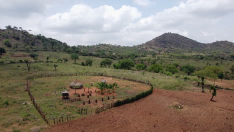 Drone-Volando-Sobre-Una-Choza-De-Paja-Tribal-En-El-Valle-De-Omo-Con-Montañas-En-El-Fondo