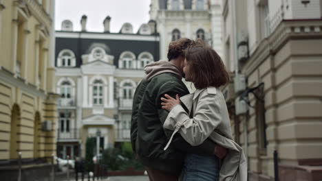 una pareja encantadora pasando tiempo al aire libre.