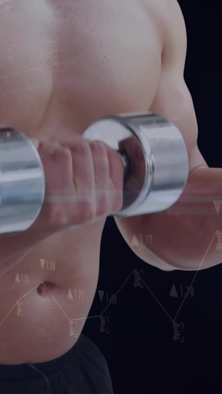 Video verticale: Uomo che tiene un manubrio, fa ripetizioni di curl per il fitness mentre l'HUD scorre lentamente sul busto.