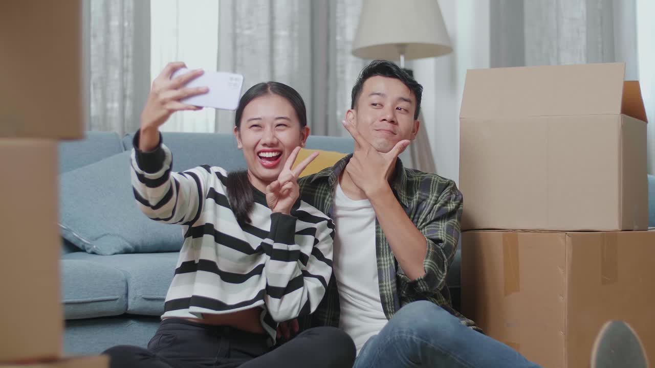 행복 한 부부 가 이사 하는 날 에 셀피 를 찍는 것