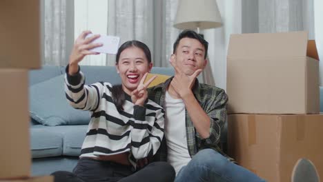 행복 한 부부 가 이사 하는 날 에 셀피 를 찍는 것