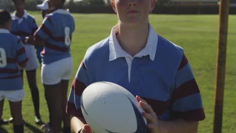 Porträt-Einer-Jungen-Erwachsenen-Rugbyspielerin-Auf-Einem-Rugbyfeld