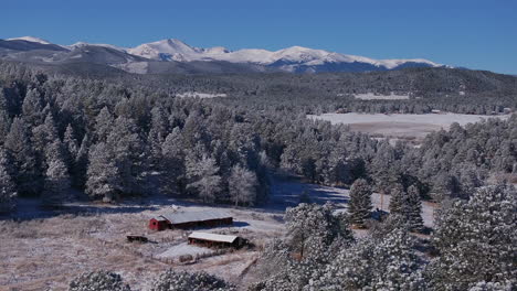 Granero-Rojo-Espacio-Abierto-Navidad-Primera-Nieve-Hojas-Perennes-Rango-Frontal-Monte-Denver-Cielo-Azul-Evans-Aéreo-Cinematográfico-Zumbido-Crujiente-Gélido-Frío-Mañana-Hermoso-Cielo-Azul-Círculo-Izquierda-Movimiento