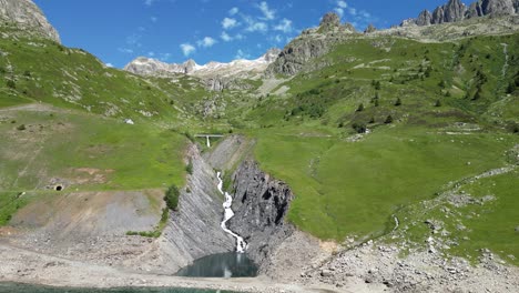 Cascada-Del-Río-Le-Rieu-Claret-En-Los-Alpes-Franceses---Antena-Dolly-Adelante