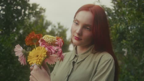 mujer con flores