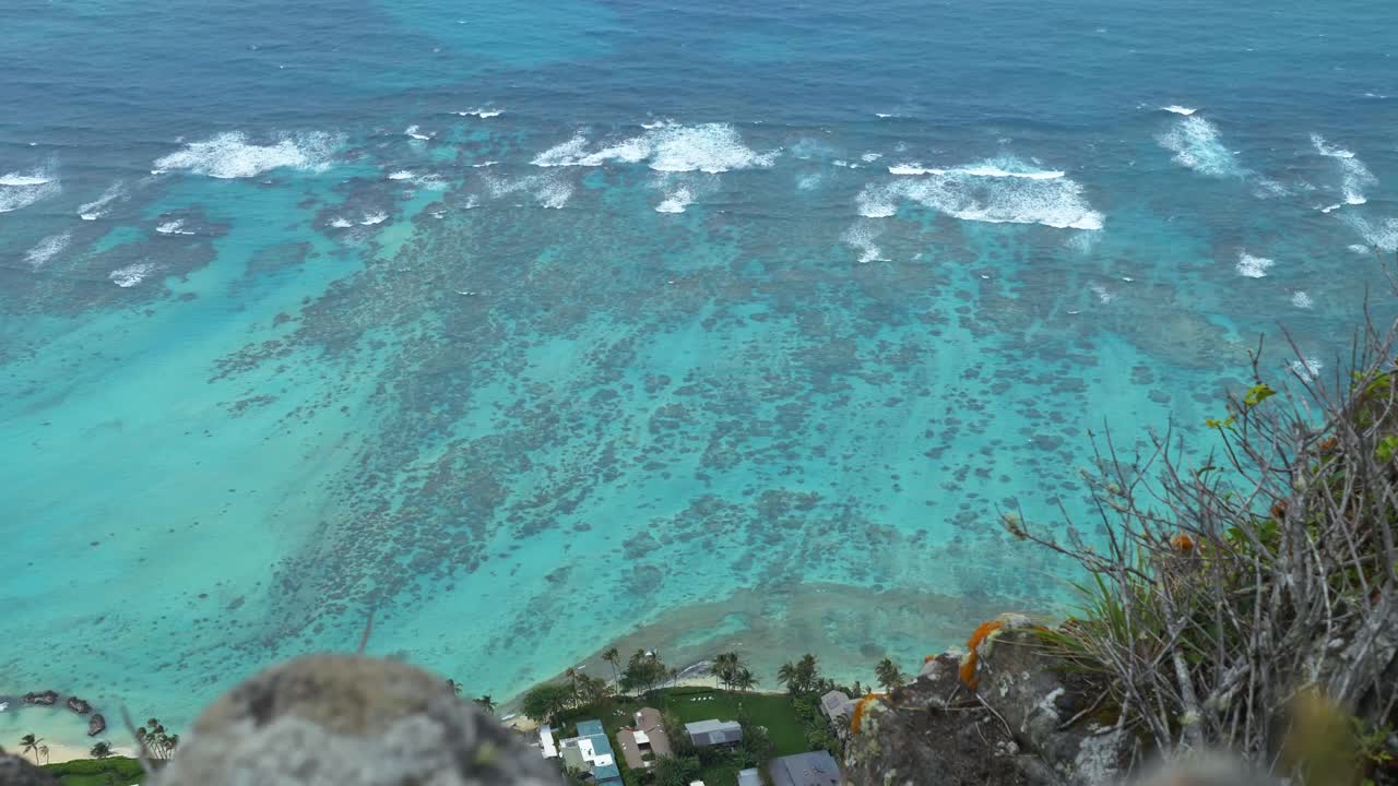 onde oceaniche che si schiantano contro la riva, ripresa aerea