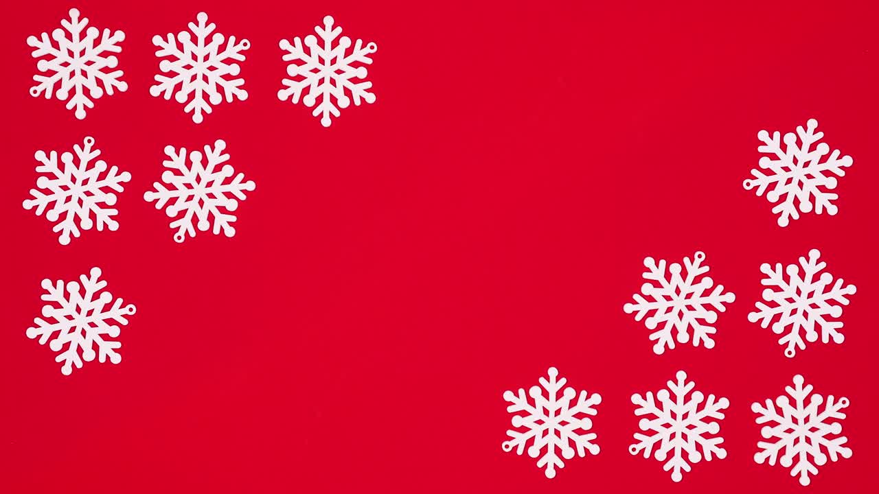 copos de nieve girando en el lado izquierdo y derecho en el tema rojo con espacio vacío para el texto. detener el movimiento