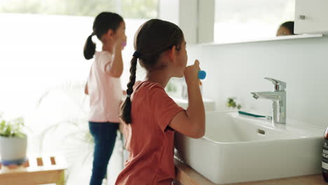 niños cepillándose los dientes para el cuidado dental