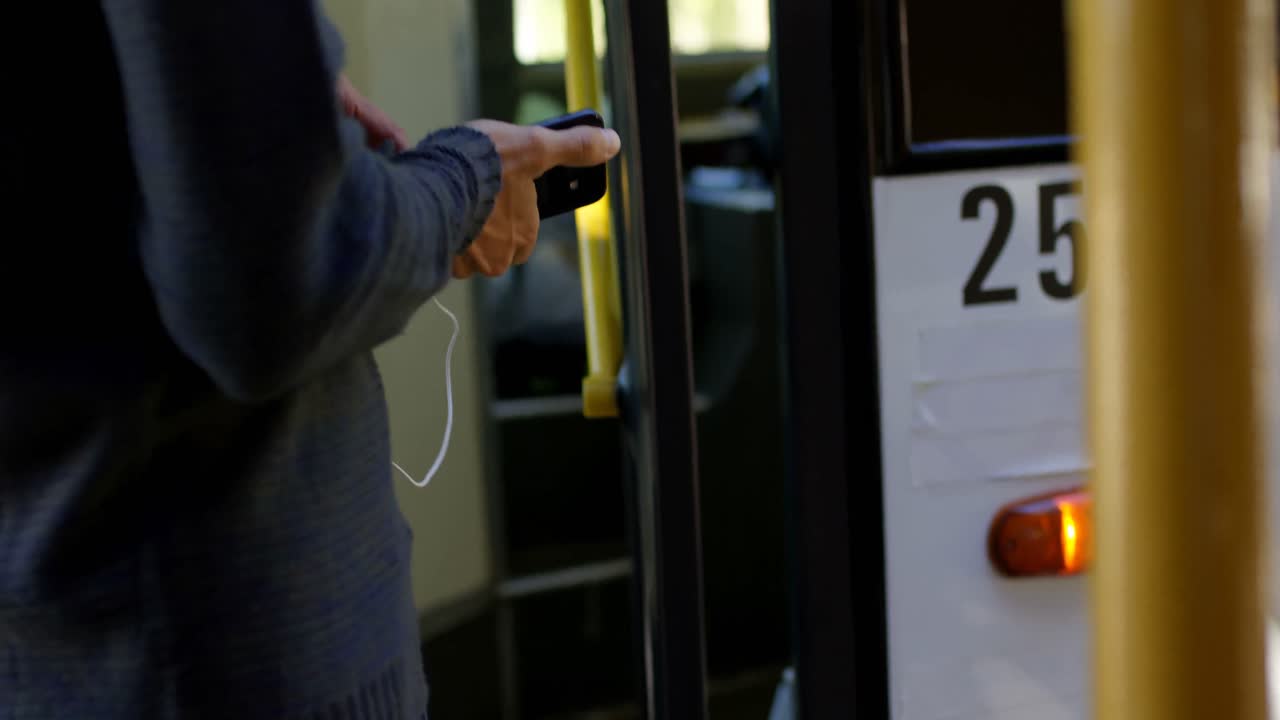 viajero masculino escuchando música en teléfono móvil 4k