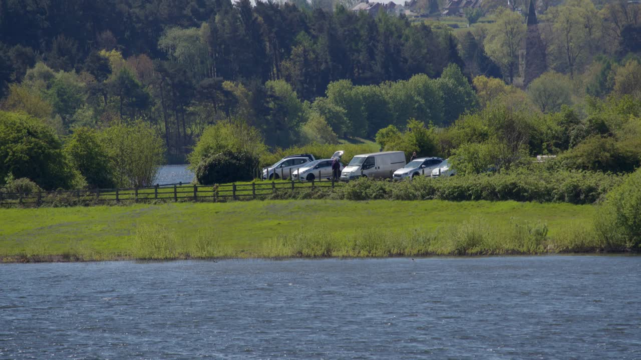 북쪽 주차장에서 찍은 오그스톤 물 저수지의 남쪽을 바라보는 주차장에서 차의 긴
