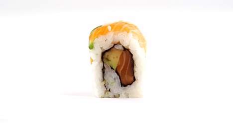 Sushi-Rolle-Auf-Weißem-Hintergrund