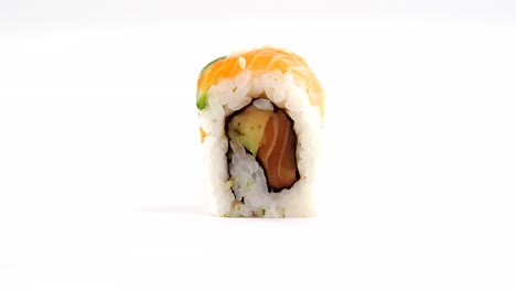rollo de sushi sobre fondo blanco