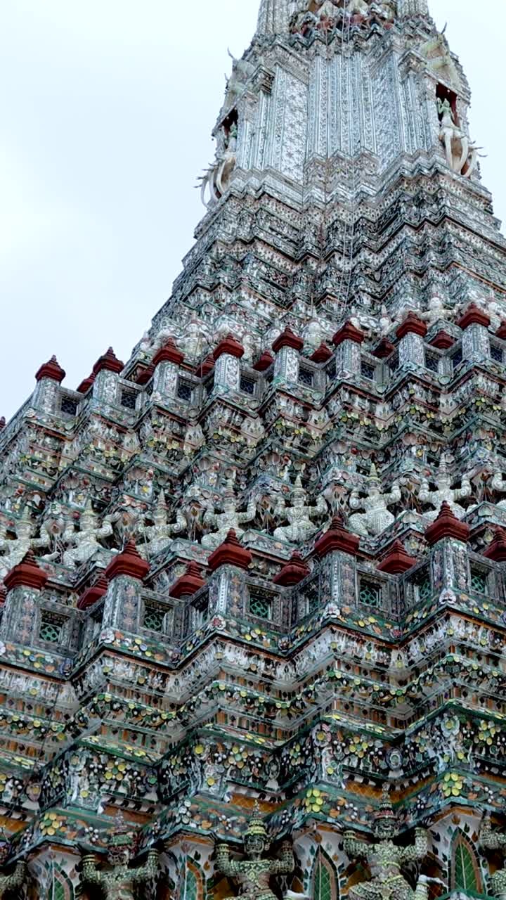 방 의  아룬 사원 에 있는 장식 된 스투파 의 상세 한 모습