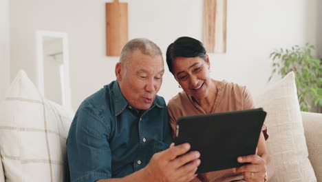 Pareja-De-Ancianos,-Tableta-Y-Videollamada-En-El-Sofá