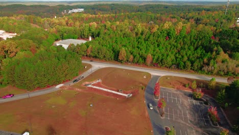 Vista-Aérea-De-La-Hermosa-Carretera-Y-El-Bosque-De-Dawson-En-Dawsonville,-Georgia