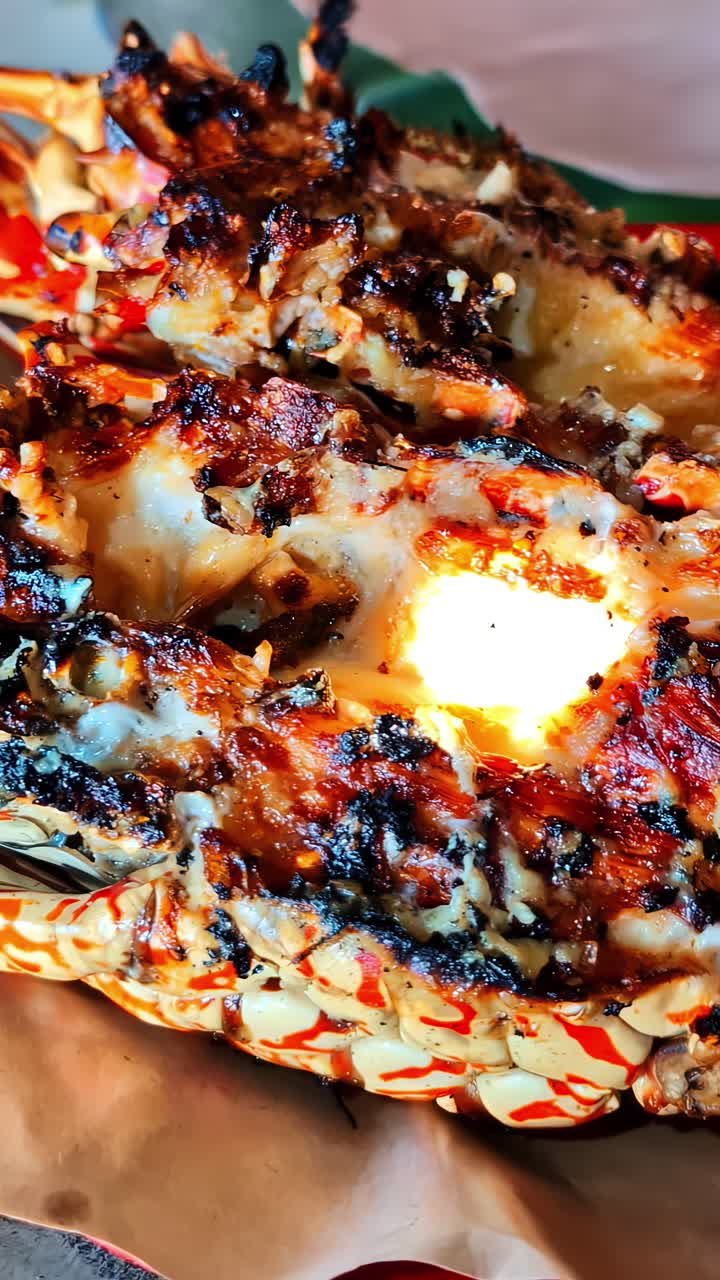 Primo piano verticale di astice alla griglia, dettaglio di cottura di succulenti frutti di mare