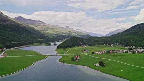 Imágenes-Aéreas-De-Drones-Del-Lago-Silvaplana-En-Un-Día-Claro-Y-Soleado