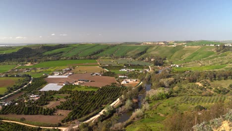 verde campo español con río y cielo azul.