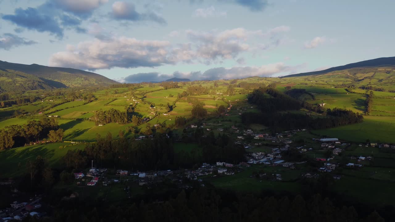 vista aérea del pueblo local en machachi con paisaje rural verde en el fondo
