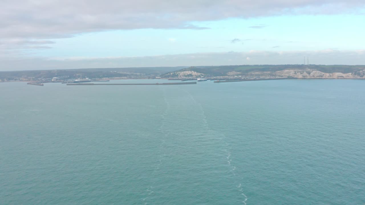 도버 항구를 떠나는 페리 바다에서 넓은 공중 촬영
