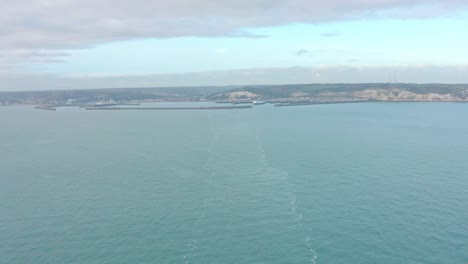 Breite-Luftaufnahme-Vom-Meer-Der-Fähre,-Die-Den-Hafen-Von-Dover-Verlässt