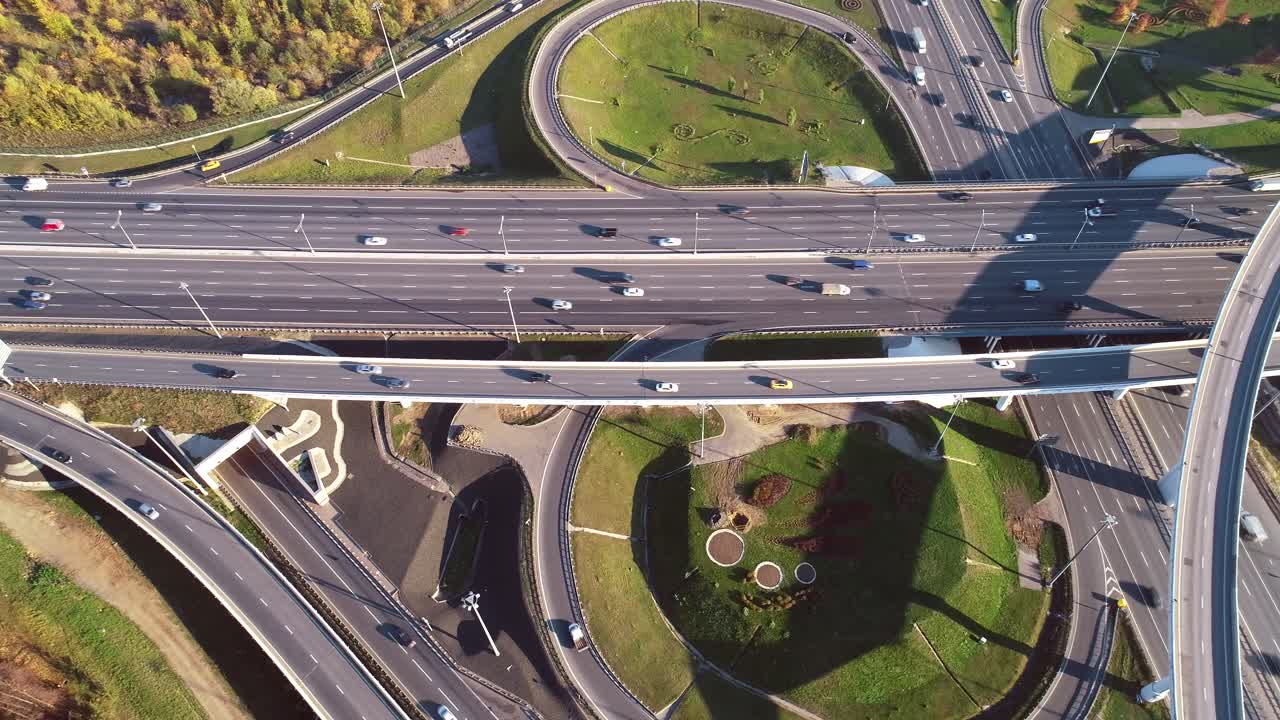 모스크바의 고속도로 교차로 교통 경로의 공중 뷰.